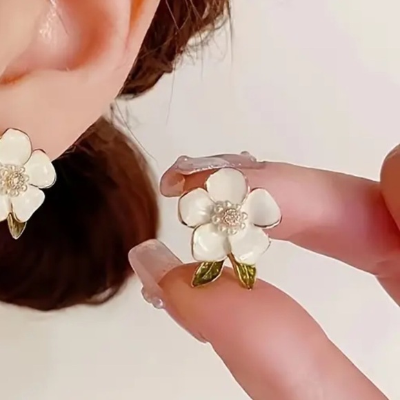 NWOT - Floral Earrings in White Enamel and Cubic Zirconia - Picture 5 of 7